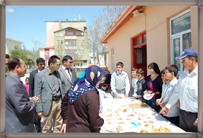 Kaymakam İlhan, “Eskil İlkokulu Kermesini” ziyaret etti