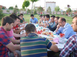 Öğretmen Çift İçin Yemekte Biraraya Geldiler