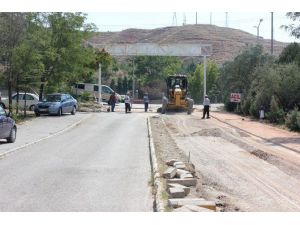 Belediye Hastanesinin Otopark Alanlarını Asfaltlıyor