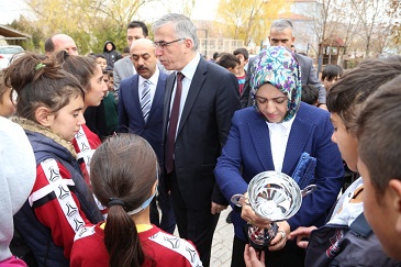 Geleceğimize güvenle bakmak için iyi eğitilmiş nesiller yetiştirmeliyiz